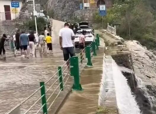 女子翻護欄撿手機墜下40米瀑布身亡 護欄內(nèi)很安全