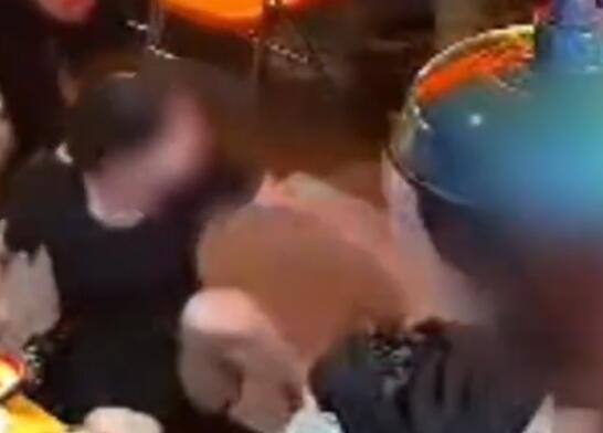 男子強(qiáng)行買單搭訕失敗粗暴攻擊女子 拖拽女子頭發(fā)