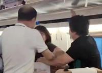 高鐵拒換座被打女子:對(duì)方先動(dòng)手 用力推搡小桌板3到4次