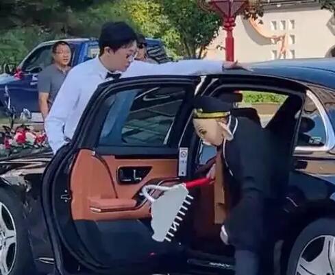 新郎開邁巴赫扮豬八戒接新娘 莊嚴(yán)而又引人注目太喜慶了