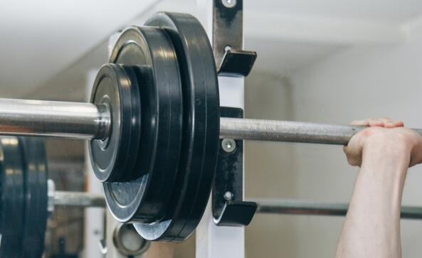 男子被杠鈴壓死 老板:杠鈴他買的 杠鈴壓在了其脖子處