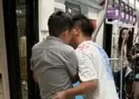 兩男子疑因爭座椅在地鐵車廂內(nèi)互毆 乘客和當(dāng)事人可以及時(shí)報(bào)警