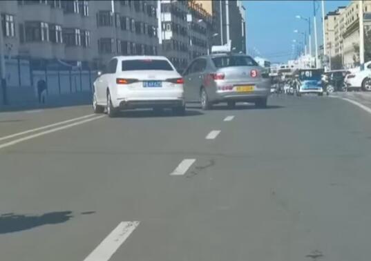 官方回應(yīng)駕考安全員開車別?？忌?現(xiàn)場(chǎng)照片曝光實(shí)在是讓人氣憤