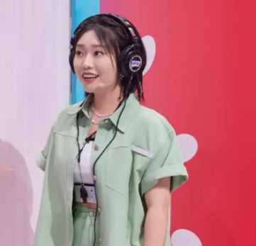 李雪琴內(nèi)耗好嚴重 大學(xué)期間曾抑郁自殺