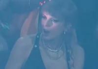 “霉霉”泰勒玩緋聞男友耳朵 兩人“頻繁接觸”中