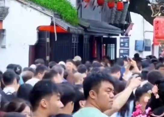 蘇州一景點(diǎn)排隊(duì)一公里 整街才五百米 現(xiàn)場畫面實(shí)在是太壯觀