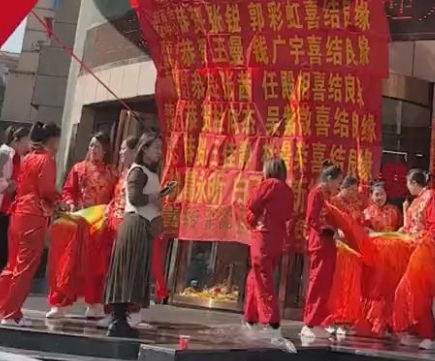 酒店1天11對新人結(jié)婚拉滿橫幅 場面實(shí)在是讓人震驚