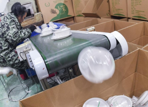 大學(xué)生將付費(fèi)餐具帶走引熱議 餐廳收取這些費(fèi)用究竟合理嗎?