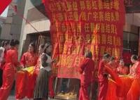 酒店1天11對新人結(jié)婚拉滿橫幅 照片曝光簡直太驚人了