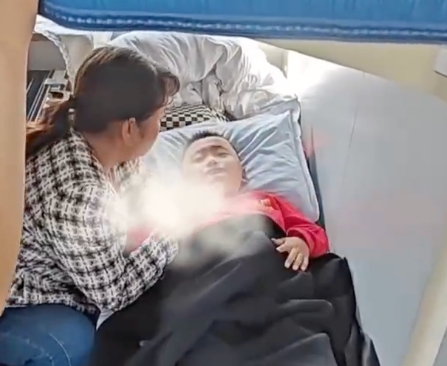 男孩從臥鋪摔下 拍攝者:摔對折了 照片曝光太嚇人了