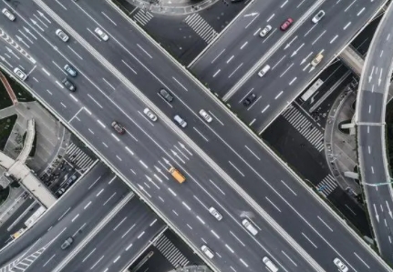 小車(chē)高速出口突然變道致多車(chē)相撞 畫(huà)面太慘讓人驚恐