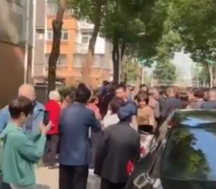 男子接親被上百名鄉(xiāng)親攔婚車 是當(dāng)?shù)氐娘L(fēng)俗要煙要糖要紅包