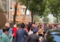 男子接親被上百名鄉(xiāng)親攔婚車 是當(dāng)?shù)氐娘L(fēng)俗要煙要糖要紅包