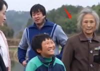 河邊的錯誤幺四婆婆為什么跪趴在地上?