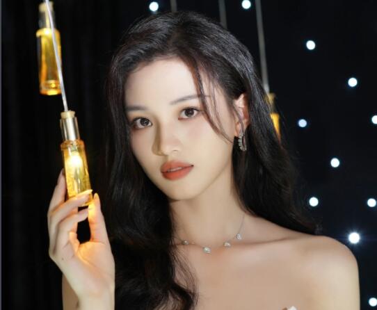 以愛為營秦時月喜歡誰?