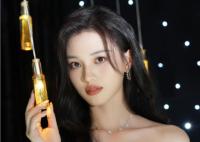 以愛(ài)為營(yíng)秦時(shí)月喜歡誰(shuí)?