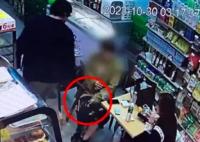 女孩在便利店突遭外籍男子潑剩飯 照片曝光實(shí)在太氣人了