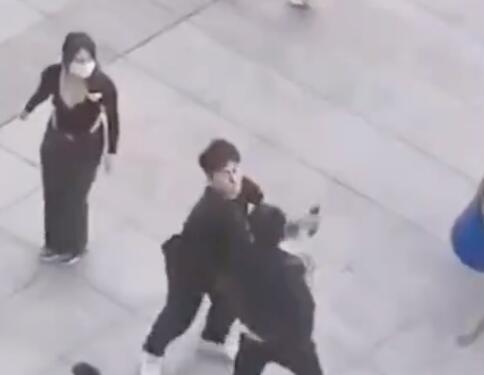 高校情侶與校外人士起沖突大打出手 具體是什么情況?