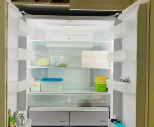 怎樣給冰箱除冰 冰箱里結(jié)了厚厚的冰霜以下哪種清除方式更安全?