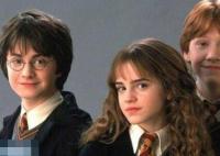 哈利波特里的學校叫什么名字?