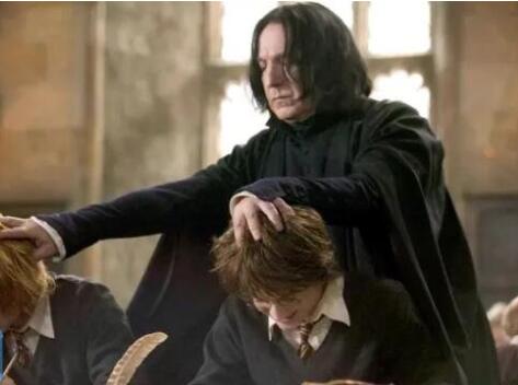 哈利波特的父親是斯內(nèi)普嗎