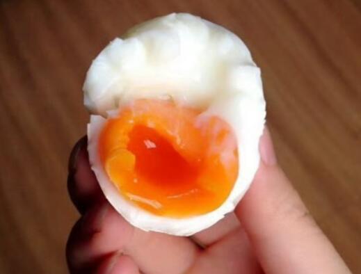 水煮蛋一天吃幾個好 水煮蛋的蛋黃外層為什么是綠色的