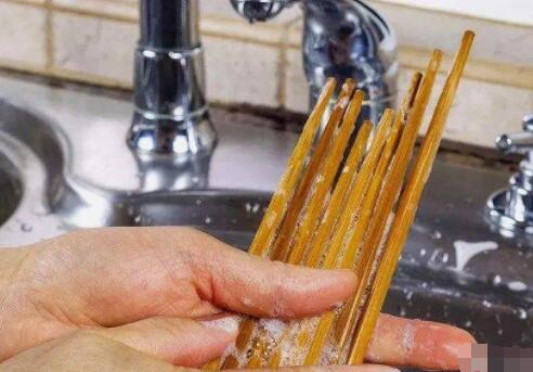 筷子應(yīng)該如何清洗 洗筷子來回搓反而殘留細菌