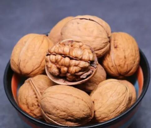 堅持吃核桃6個月會怎樣 吃核桃補(bǔ)腦是真的嗎