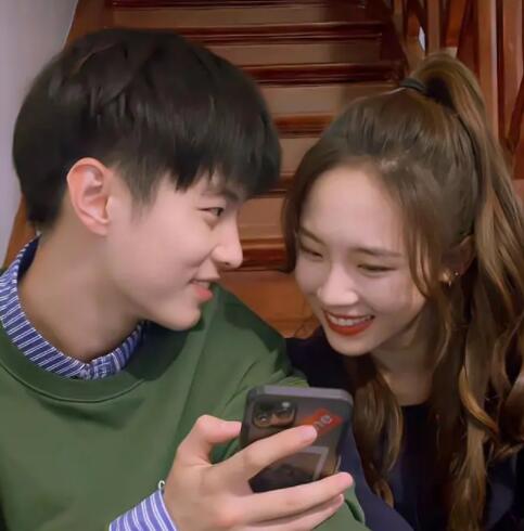 何與的女朋友是誰