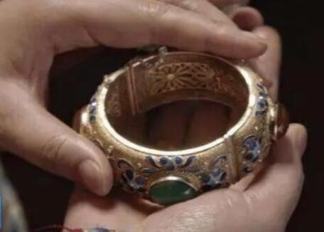 如懿鐲子里的零陵香是誰(shuí)放的