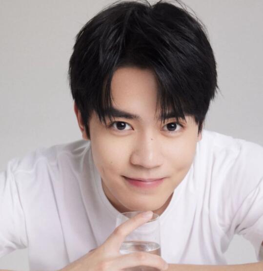 曾柯瑯是富二代嗎 曾柯瑯的個人資料