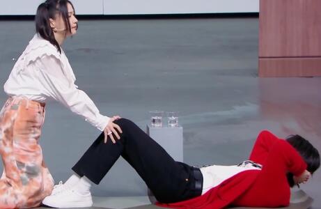 王牌對(duì)王牌金靖哪一期跟宋亞軒做仰臥起坐