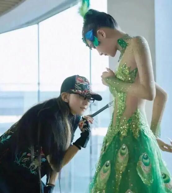 關曉彤和楊麗萍什么關系