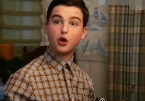 小謝爾頓和生活大爆炸哪個先拍的