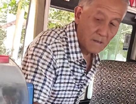 老夫妻連續(xù)9年給開公交的兒子送飯 真的是太幸福了