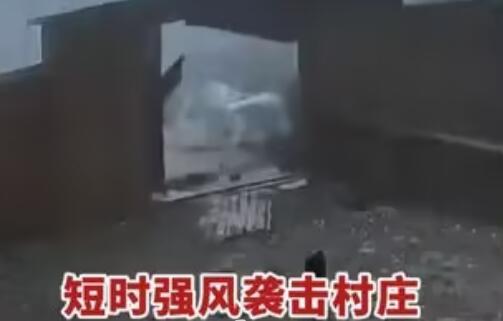 河北承德大風(fēng) 鐵門瞬間被刮飛 畫面曝光簡直太可怕了