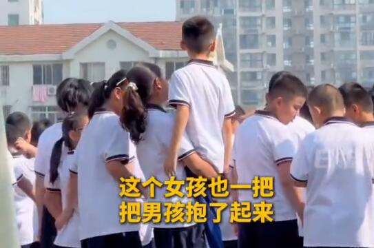 男生看畢業(yè)典禮被高個女生霸氣抱起 原因竟是這樣太霸氣了