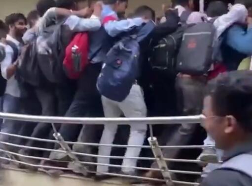 印度1800人競聘10崗位擠斷欄桿 始料未及真相簡直太意外了