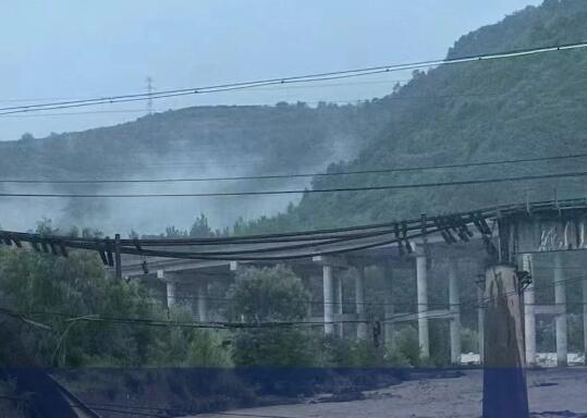 陜西一鐵路橋被洪水沖垮 機(jī)車墜橋 簡直太恐怖了