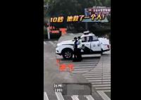 男子吃糖被卡喉警察10秒救回 這也太危險了