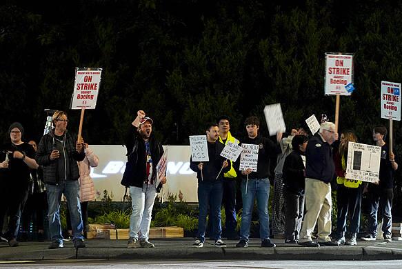 波音公司3.3萬(wàn)工人罷工 究竟是怎么回事？