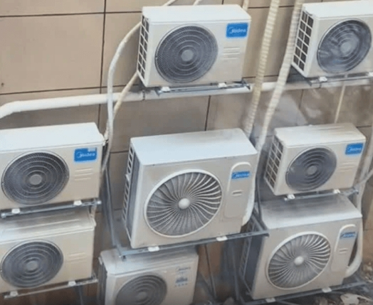 銀行對著居民樓裝8臺空調(diào)外機(jī) 這也太無奈了