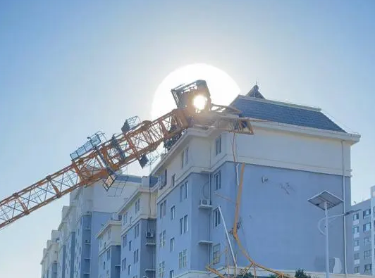 施工塔吊坍塌砸到樓房 目前事故已處置完畢無人員傷亡