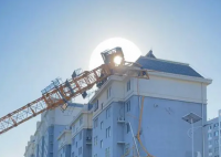 施工塔吊坍塌砸到樓房 目前事故已處置完畢無(wú)人員傷亡