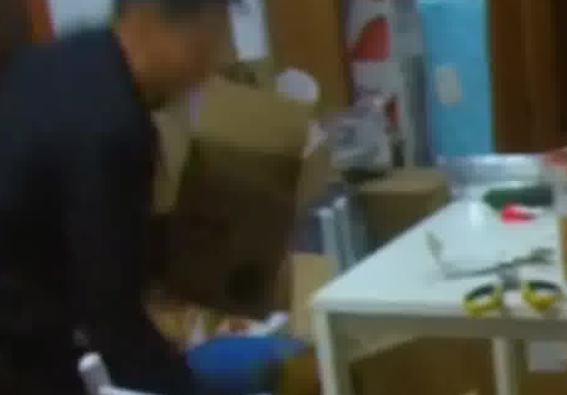 男子網(wǎng)購榴蓮快遞拆出大蛇 一條一米多長(zhǎng)的蛇