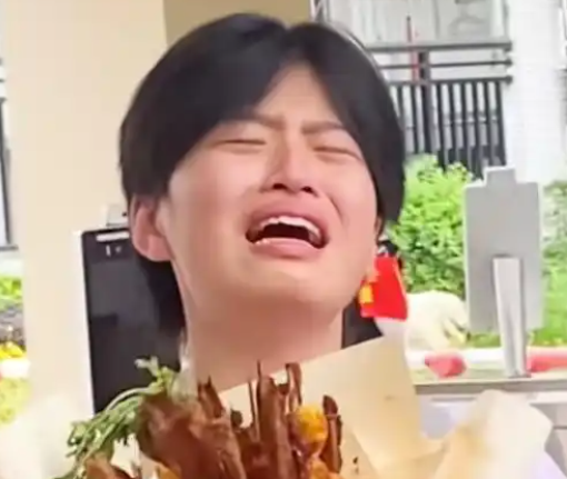 爸媽送燒烤花 高考女兒邊哭邊聞味 畫面曝光簡(jiǎn)直令人感動(dòng)