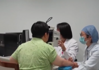 女子長時間久坐刷手機致眼中風 原因竟是這樣太崩潰了