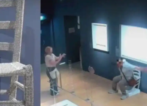 游客坐壞博物館“梵高椅”落荒而逃 原因竟是這樣太崩潰了