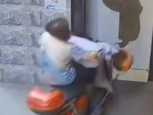 老人騎三輪車(chē)撞破電梯門(mén)掉進(jìn)電梯井 實(shí)在太悲劇了