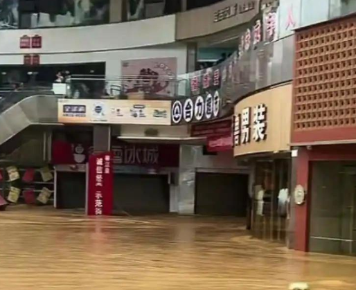 榕江最大商場(chǎng)被淹 老板:100萬(wàn)打水漂 這也太慘了吧